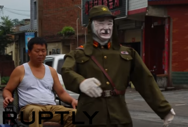 Китаец запряг в рикшу робота, одетого в военную форму японского солдата времен Второй мировой