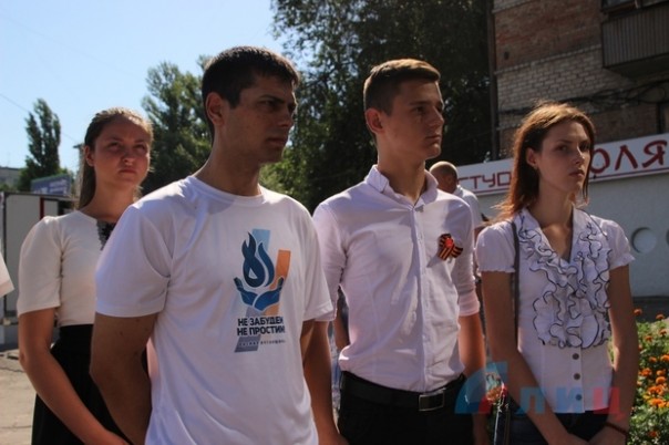 Луганчане почтили память жителей квартала Солнечный, погибших при обстрелах укрофашистами Луганчане почтили память жителей квартала Солнечный, погибших при обстрелах укрофашистами