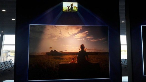 Пародия на "Тайную вечерю" работы потомка карателя Бабьего Яра встречает прилетающих в Борисполь