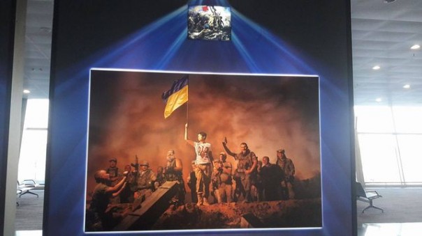 Пародия на "Тайную вечерю" работы потомка карателя Бабьего Яра встречает прилетающих в Борисполь