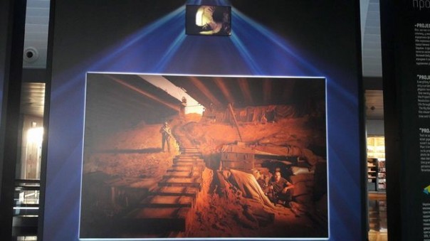 Пародия на "Тайную вечерю" работы потомка карателя Бабьего Яра встречает прилетающих в Борисполь