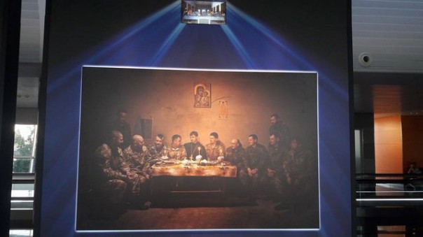 Пародия на "Тайную вечерю" работы потомка карателя Бабьего Яра встречает прилетающих в Борисполь