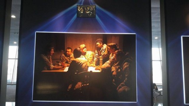 Пародия на "Тайную вечерю" работы потомка карателя Бабьего Яра встречает прилетающих в Борисполь