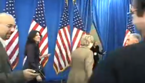 Перед Клинтон упали американские флаги: что бы это значило?