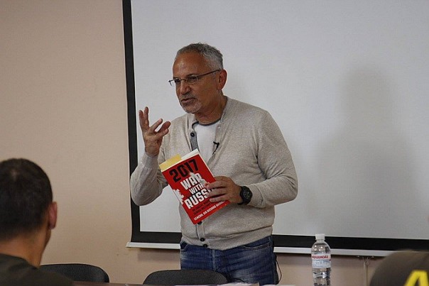 Шустер уже не маскируется: Прочитал лекцию нацистам из “Азова” о войне с Россией