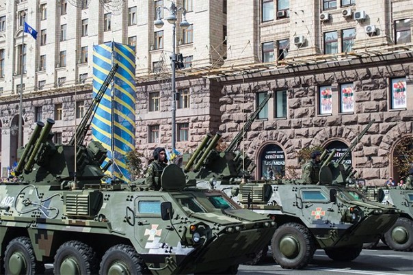 Двоемыслие в действии: два парада.