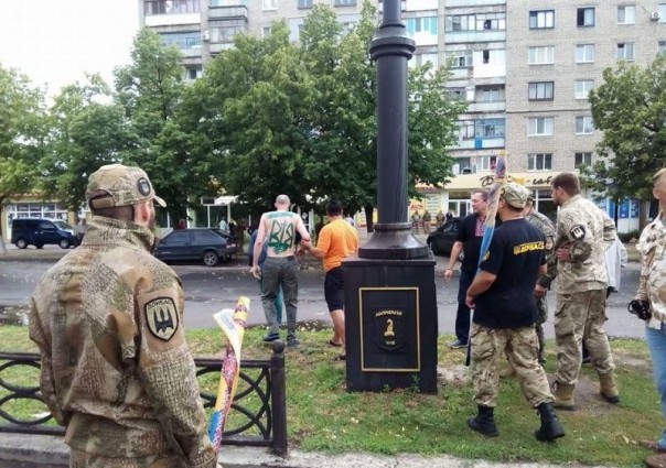 В Лисичанске фашисты батальона "Донбасс" нарисовали трезубец на спине местного жителя