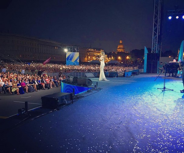 Украинцы обвинили Ани Лорак в предательстве за концерт в честь ВМФ России