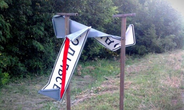 В Котовске Одесской области жители раскурочили указатель с новым названием от "декоммунизаторов"