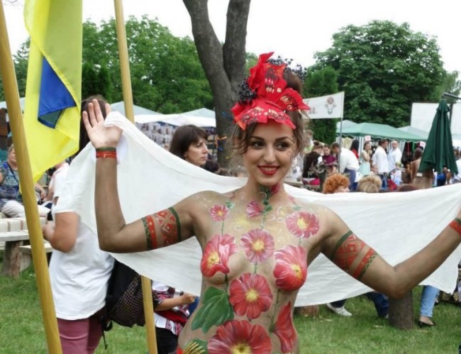 Парад голых вышиванок в Куууеве Парад голых вышиванок в Куууеве