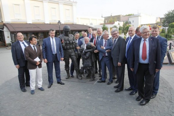 Французские депутаты в Крыму сфотографировались с памятником “Вежливым людям” Французские депутаты в Крыму сфотографировались с памятником “Вежливым людям”