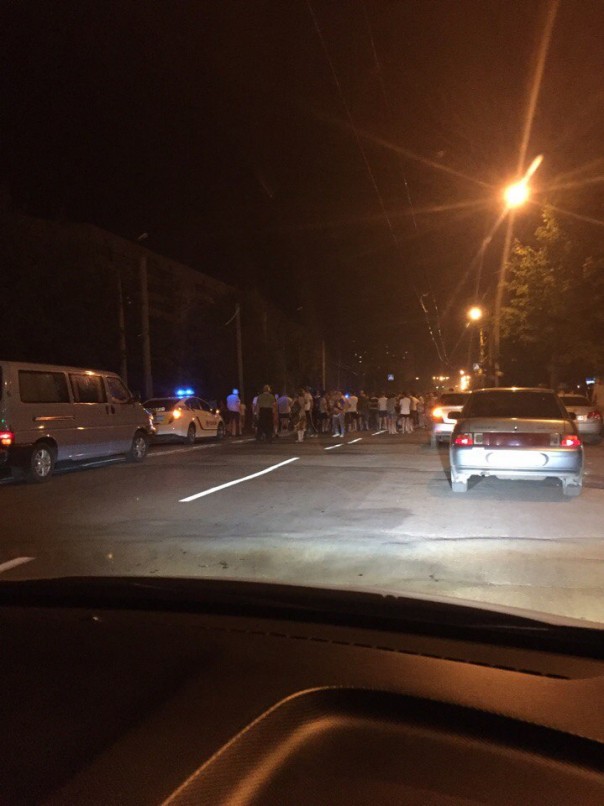 В Харькове на Северной Салтовке произошло жуткое ДТП. Собралось огромное количество народа и пытались учинить самосуд В Харькове на Северной Салтовке произошло жуткое ДТП. Собралось огромное количество народа и пытались учинить самосуд