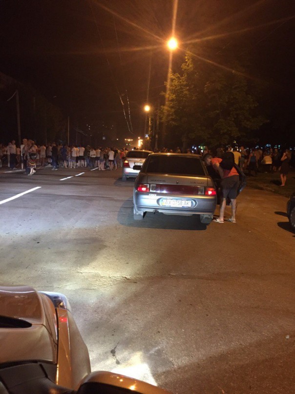 В Харькове на Северной Салтовке произошло жуткое ДТП. Собралось огромное количество народа и пытались учинить самосуд В Харькове на Северной Салтовке произошло жуткое ДТП. Собралось огромное количество народа и пытались учинить самосуд