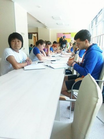 Мария Захарова стала "звездной вожатой" и провела зарядку в "Артеке"