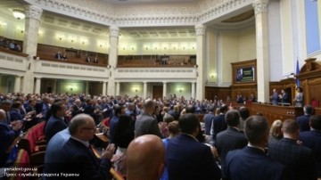 Депутаты Рады устали драться и продолжают бунтовать сидя