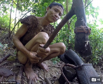 Во Вьетнаме семья, скрывавшаяся от атак ВВС США с 1972 года, вышла из джунглей