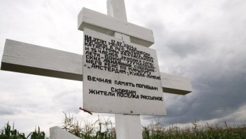 Сотни людей собрались у памятника на месте крушения малайзийского Боинга