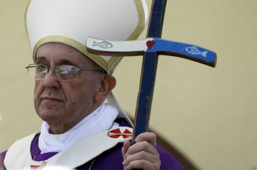 Папа Римский упал перед началом мессы в Польше