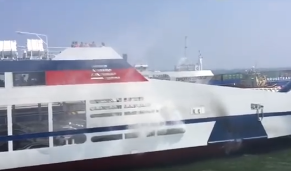 В Керченском проливе загорелся паром с туристами на борту