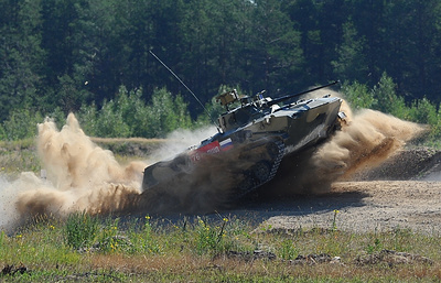 Российские десантники победили в спринте на боевых машинах в рамках «АрМИ-2016»