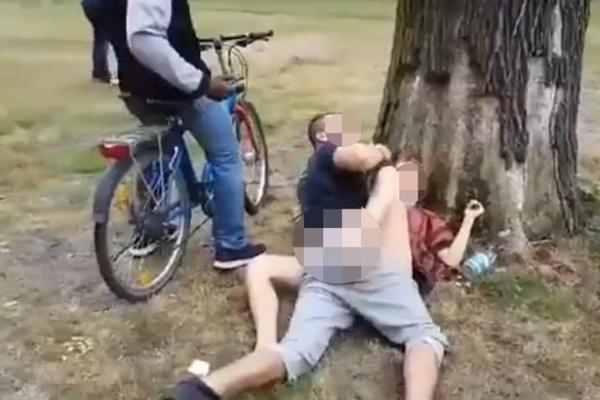 Их нравы. Не обращая внимание на окружающих, эта пара занималась сексом в центре европейской столицы... Их нравы. Не обращая внимание на окружающих, эта пара занималась сексом в центре европейской столицы...