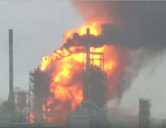 На нефтеперерабатывающем заводе в Новом Орлеане произошел сильный пожар