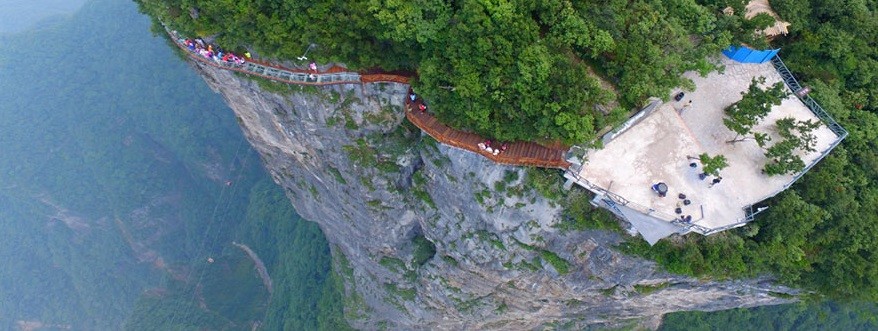 Взгляд на этот стеклянный мост на высоте в 1,5 км вызовет у вас как минимум головокружение.