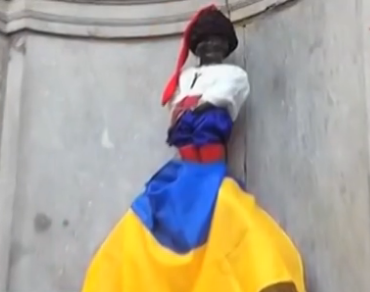 Брюссельский писающий мальчик обоссал украинский флаг