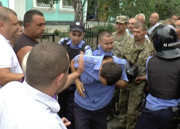 Врадиевка-2: копы насмерть забили «бытового хулигана» на глазах жены и детей. Город восстал (Фото 18+) Врадиевка-2: копы насмерть забили «бытового хулигана» на глазах жены и детей. Город восстал (Фото 18+)