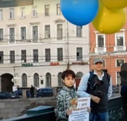 В Питере на Невском проспекте поздравили Украину с днем незалежности и пожелали победы “воинам АТО”