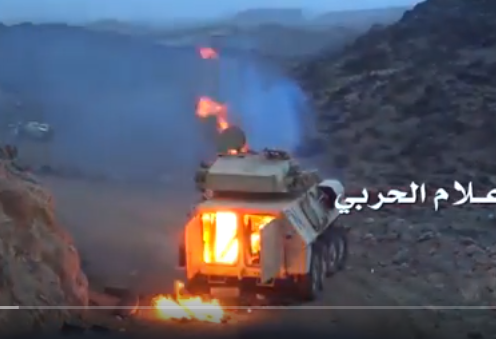 Бравые йеменские парни сожгли броневик саудитов с полным боекомплектом