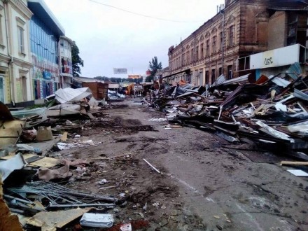 В Днепропетровске коммунальные службы снесли стихийный рынок “Шанхай” на улице Боброва