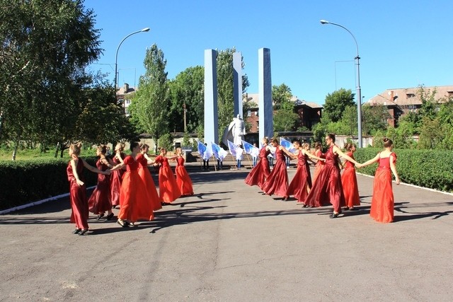 Митинг-реквием в память о жертвах украинской агрессии в пос. Тельмана и Алчевска Митинг-реквием в память о жертвах украинской агрессии в пос. Тельмана и Алчевска