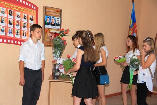 Митинг-реквием в память о жертвах украинской агрессии в пос. Тельмана и Алчевска Митинг-реквием в память о жертвах украинской агрессии в пос. Тельмана и Алчевска