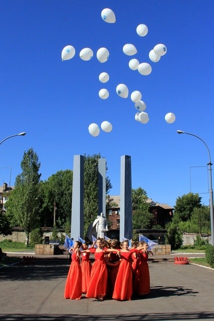Митинг-реквием в память о жертвах украинской агрессии в пос. Тельмана и Алчевска Митинг-реквием в память о жертвах украинской агрессии в пос. Тельмана и Алчевска