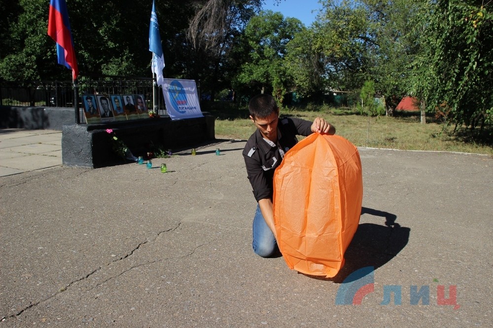Митинг-реквием в память о жертвах украинской агрессии в пос. Тельмана и Алчевска Митинг-реквием в память о жертвах украинской агрессии в пос. Тельмана и Алчевска