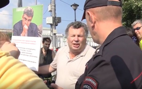 В Москве побили либералов, агитировавших за Украину