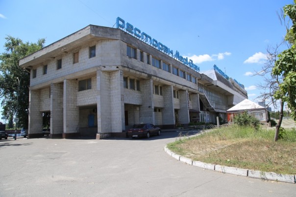 Некогда славный и крупнейшый речморвокзал Украины покрывается паутиной и зарастает травой