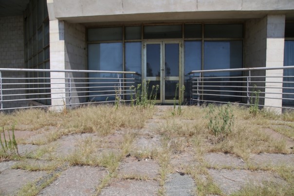 Некогда славный и крупнейшый речморвокзал Украины покрывается паутиной и зарастает травой