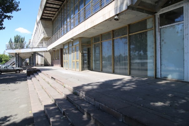 Некогда славный и крупнейшый речморвокзал Украины покрывается паутиной и зарастает травой