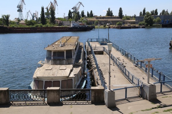 Некогда славный и крупнейшый речморвокзал Украины покрывается паутиной и зарастает травой