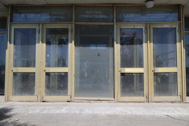 Некогда славный и крупнейшый речморвокзал Украины покрывается паутиной и зарастает травой