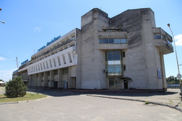 Некогда славный и крупнейшый речморвокзал Украины покрывается паутиной и зарастает травой