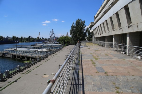 Некогда славный и крупнейшый речморвокзал Украины покрывается паутиной и зарастает травой