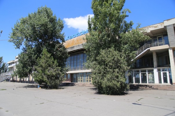 Некогда славный и крупнейшый речморвокзал Украины покрывается паутиной и зарастает травой