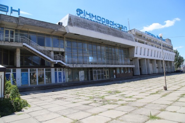 Некогда славный и крупнейшый речморвокзал Украины покрывается паутиной и зарастает травой