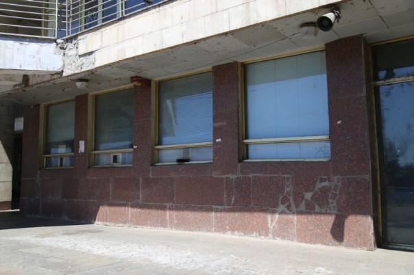 Некогда славный и крупнейшый речморвокзал Украины покрывается паутиной и зарастает травой