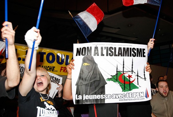 Чужакам здесь не место Чужакам здесь не место