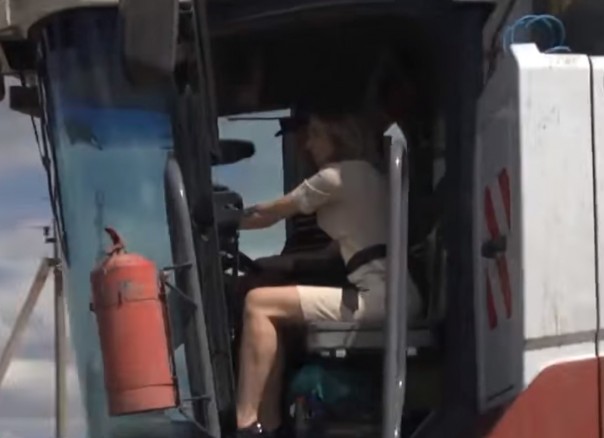 Наталья Поклонская села за руль комбайна и приняла участие в сборе урожая