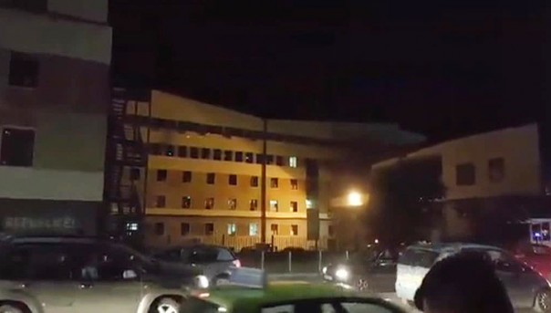 В парламент Косово бросили взрывное устройство